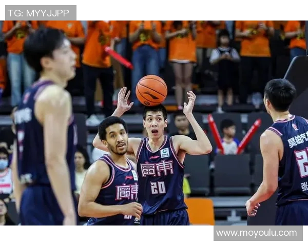 2020年深圳男篮与广东男篮激战回顾及精彩瞬间分析